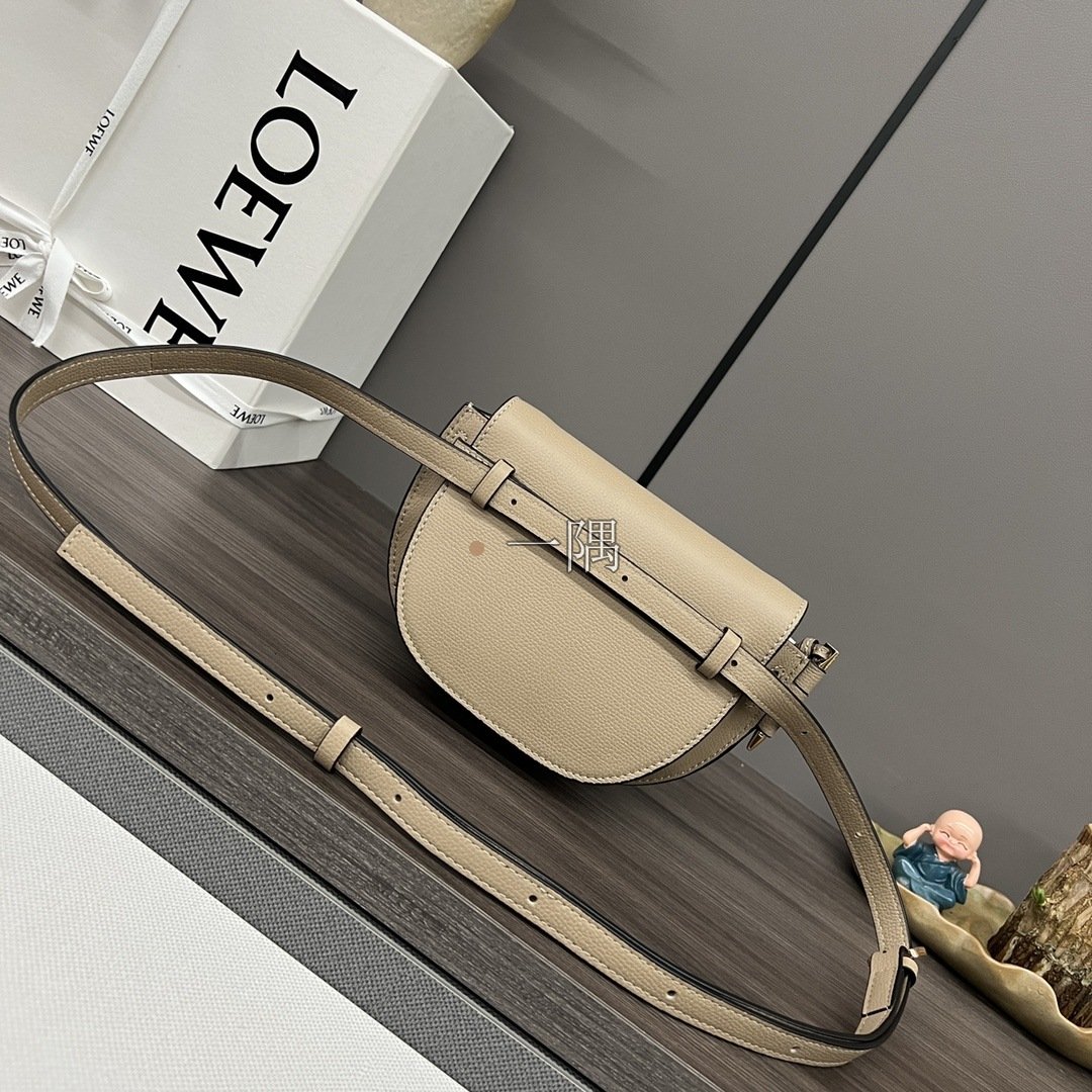 羅意威 LOEWE 精品包包