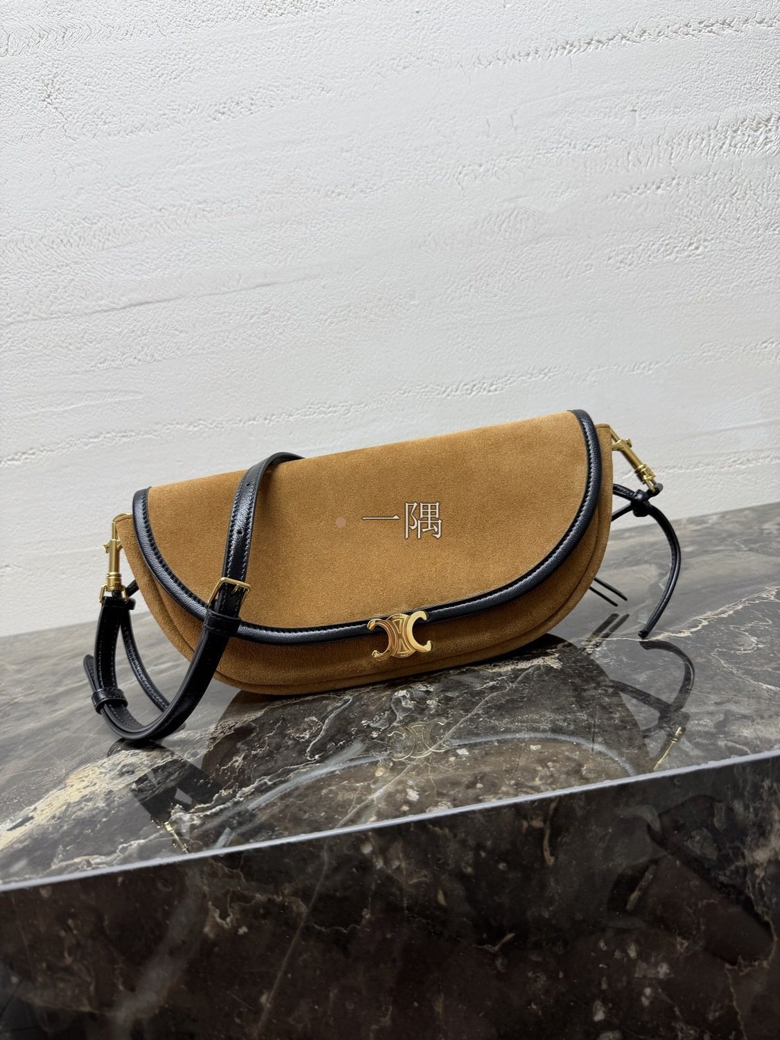 賽琳Celine SOFT TRIOMPHE HALFMOON, 中號 金色|L10373